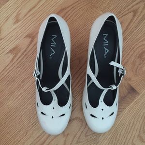 VINTAGE EUC cream T-strap MIA dancing heels